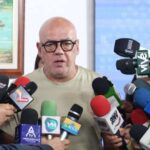 Hay más de 400 presos excarcelados asegura Jorge Rodríguez y promete listado