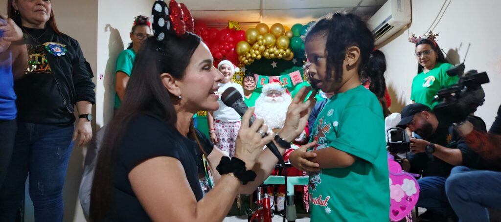 La primera dama del Zulia y presidente de la Fundación Niño Zuliano, Eveling de Rosales, afirmó que hay que "mantener la ilusión despierta en los niños. Que papá y mamá nunca pierdan el espíritu de la Navidad. (Foto: Cortesía)