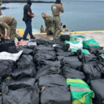 Hallan más de 1.300 bloques de cocaína en una playa de las islas Galápagos en Ecuador
