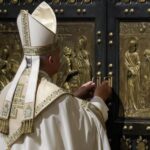 El Papa clausura el Jubileo al cerrar la Puerta Santa del Vaticano