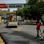 Gobernador Luis Caldera supervisa ejecución del Plan Estadal de Asfaltado en la avenida Guajira