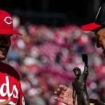 Eugenio Suárez recibió el premio Luis Aparicio