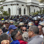 Exigencias de salario digno llegan a la AN en protesta saboteada por el oficialismo