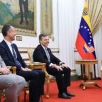 Delcy Rodríguez recibe a John Barrett en el Palacio de Miraflores