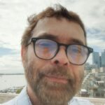 ¿De cual lado de la acera está el Sol?