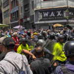 Protesta para exigir aumento salarial fue disuelta en Caracas con gas pimienta, golpes, empujones y ataques a la prensa