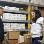 John Barrett verifica entrega y destino de medicamentos donados por EE. UU.