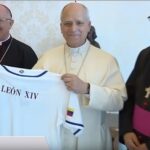 León XIV recibe camiseta oficial de Venezuela con la que se coronó campeón del Clásico Mundial de Béisbol