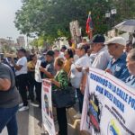 Adultos mayores protestan ante la gobernación por los constantes apagones