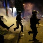 Más de 330 detenidos y un policía herido dejaron disturbios en París tras triunfo del PSG en la Champions League