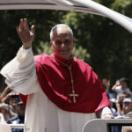 Miles de fieles salen a las calles de Madrid para recibir al papa León XIV