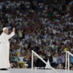 La fe y el canto de 70.000 fieles abrazan al Papa en el estadio Santiago Bernabéu