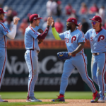 Wheeler luce sólido y Filis vencen a Padres para barrer en la temporada