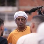 Ronaldinho recorre Petare y es recibido por cientos de seguidores