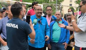 Vecinos denuncian que a un mes del doble terremoto Caracas sigue devastada y con miles de damnificados en las calles abandonados por el Gobierno