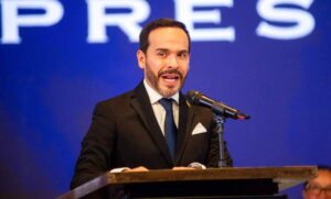 Senado colombiano aprueba toma de posesión de De la Espriella en una unidad militar