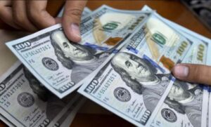 Con salario mínimo mensual de Bs. 130,°° el BCV deja a el Dólar superar la barrera de los 740 Bolívares