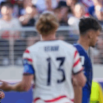 ¡La FIFA y sus mafias! Suspendió la tarjeta roja de la estrella gringa Folarin para que pueda jugar contra Bélgica hoy
