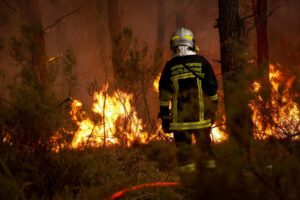 Tormentas de fuego agravan la situación con el megaincendio en Francia
