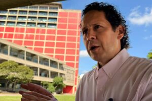 Ministro Garcés dice que no demolerán edificios mientras haya cuerpos por recuperar
