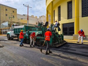 Gobernación zuliana coloca 570 toneladas de asfalto en las adyacencias del Museo Didáctico “Dr. Humberto Fernández Morán”