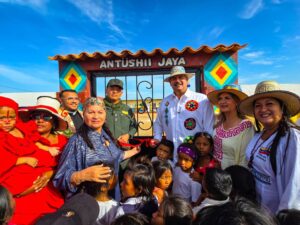 Gobernación entrega la Escuela «Ángel Enrique Arévalo» en la Alta Guajira, en el Día Internacional de los Pueblos Indígenas