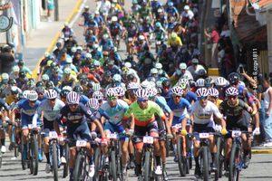 Comenzó la Vuelta a la Azulita y  Jhon Jairo Botero  se acreditó la primera etapa