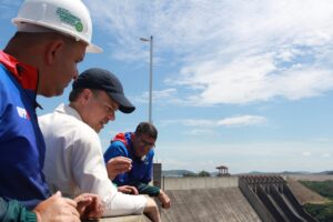 John Barrett visitó la represa del Guri para «definir una ruta de modernización del sistema eléctrico nacional»