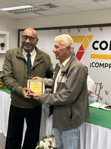 Convergencia entregó una placa de reconocimiento a nuestro editor con motivo del Día del Periodista y por haber sido merecedor del Premio Regional de Periodismo