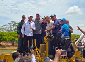 El gobernador Luis Caldera y el vicepresidente de Obras Públicas inician rehabilitación de la avenida 148 de San Francisco