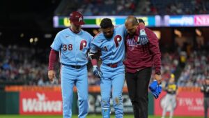 ALARMA EN FILADELFIA: Milwaukee llega a 100 triunfos y Arráez sale lesionado