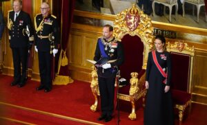 El rey Haakon VIII jura la Constitución ante el Parlamento noruego