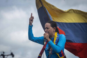 Vetos aéreos y «fallas» imprevistas torpedean retorno de María Machado a su país