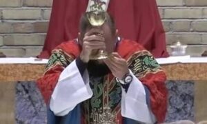 Sacerdote católico conmueve al llorar durante la consagración de la Eucaristía en Minnesota
