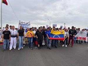 Trabajadores de la administración pública toman el Puente sobre el Lago para exigir salarios dignos y restitución de beneficios contractuales