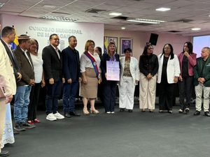 Concejo Municipal de Maracaibo condecora a la Primera Dama Roselyn López de Caldera con la Orden Ana María Campos