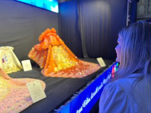 Primera Dama del Zulia acompaña develación de los mantos sagrados que lucirá La Chinita en sus fiestas patronales
