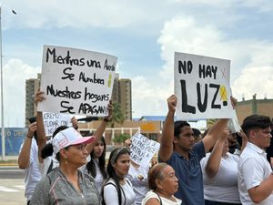 Juventud zuliana  protestó frente a Corpoelec de la avenida Fuerzas Armadas de Maracaibo en rechazo a los cortes eléctricos