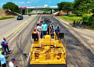 Gobernador Luis Caldera inicia rehabilitación integral de 8 km en Punta Iguana para mejorar accesos al Puente sobre el Lago
