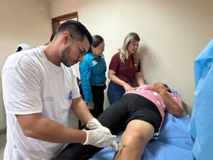 Primera Dama Roselyn López de Caldera lidera jornada de traumatología para 50 adultos mayores del Zulia