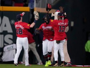 Bravos de Atlanta eliminan a los Filis a fuerza de batazos