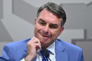 Vocería de izquierda: Corrupción y chantaje manchan la campaña de Flávio Bolsonaro en la recta final