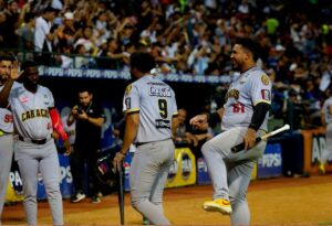 Leones castigó por segunda noche a Magallanes y Wilfredo Tovar lideró rally en la décima entrada