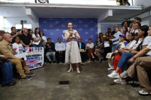 Familiares de presos políticos denuncian torturas y falta de atención médica ante María Corina Machado