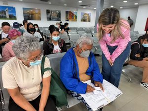 Primera Dama Roselyn López de Caldera acompaña atención en la Farmacia de Alto Costo