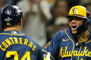 SERIE MUNDIAL: En noche de récords Jackson Chourio guía a Milwaukee a ganar el tercer juego y hoy buscan la barrida