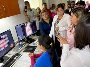Primera Dama del Zulia Roselyn López de Caldera impulsa atención médica a pacientes oncológicas en el Mes Rosa
