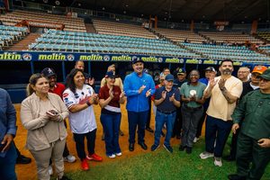 Gobernador Luis Caldera recorre el Estadio Luis Aparicio a un día del inicio de la temporada de béisbol profesional en Maracaibo