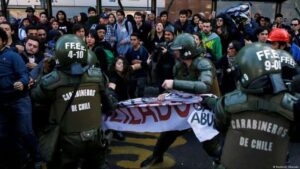 Carabineros reprimen a estudiantes que reclaman educación pública en Chile
