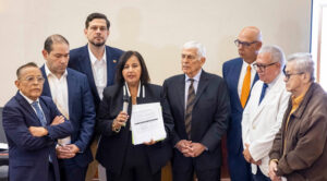 Sector de la salud entrega a Dinorah Figuera plan de emergencia para salvar el sistema sanitario nacional